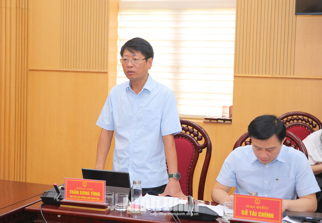 Ông Trần Song Tùng, Ủy viên BTV Tỉnh ủy, Phó Chủ tịch Thường trực UBND tỉnh Ninh Bình phát biểu tại hội nghị.&nbsp;Ảnh: Tiến Đoàn-Anh Tuấn