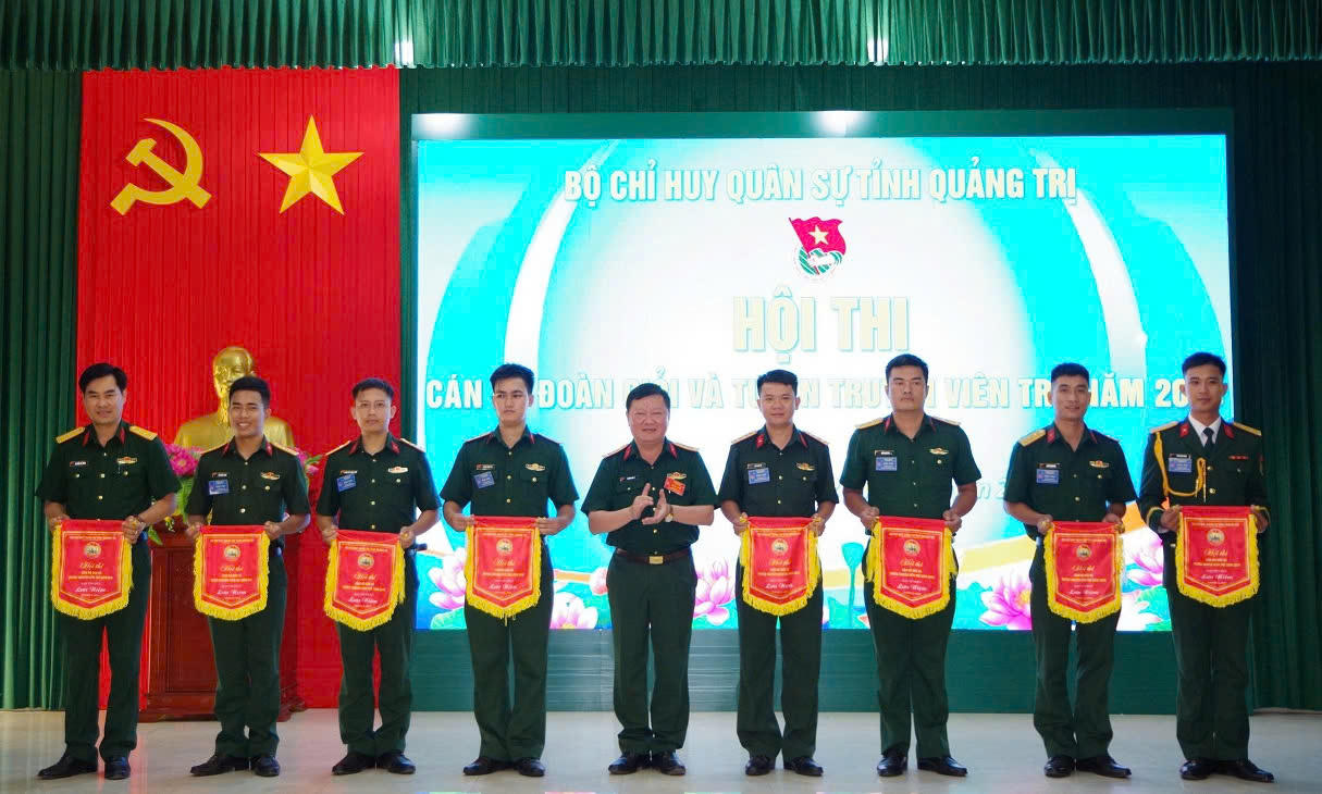 Đại tá Trương Như Ý, Phó Chính ủy Bộ CHQS tỉnh Quảng Trị, Trưởng Ban Tổ chức Hội thi trao cờ lưu niệm cho các đội dự thi.