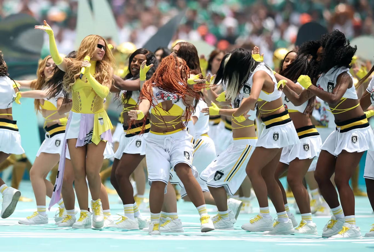 Nữ ca sĩ Shakira  tỏa sáng trên sân khấu với phần trình diễn ca khúc chính thức của World Cup 2026 có tên "Dai Dai".&nbsp;
