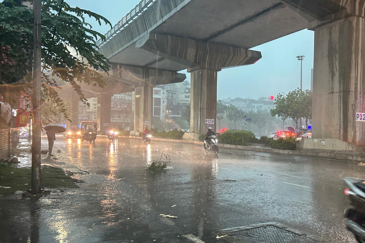 Thời tiết ngày 18/6: Bắc Bộ và Nam Bộ mưa dông, Trung Bộ nắng nóng Thời tiết ngày 18/6: Bắc Bộ và Nam Bộ mưa dông, Trung Bộ nắng nóng
