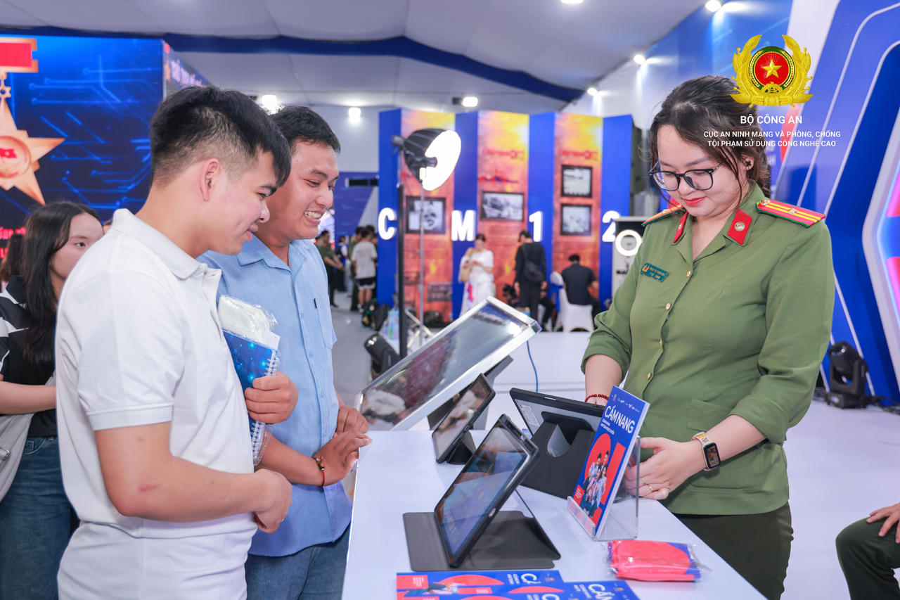 Hàng chục nghìn người hào hứng trải nghiệm “Bức tường An ninh mạng” tại phố đi bộ Nguyễn Huệ