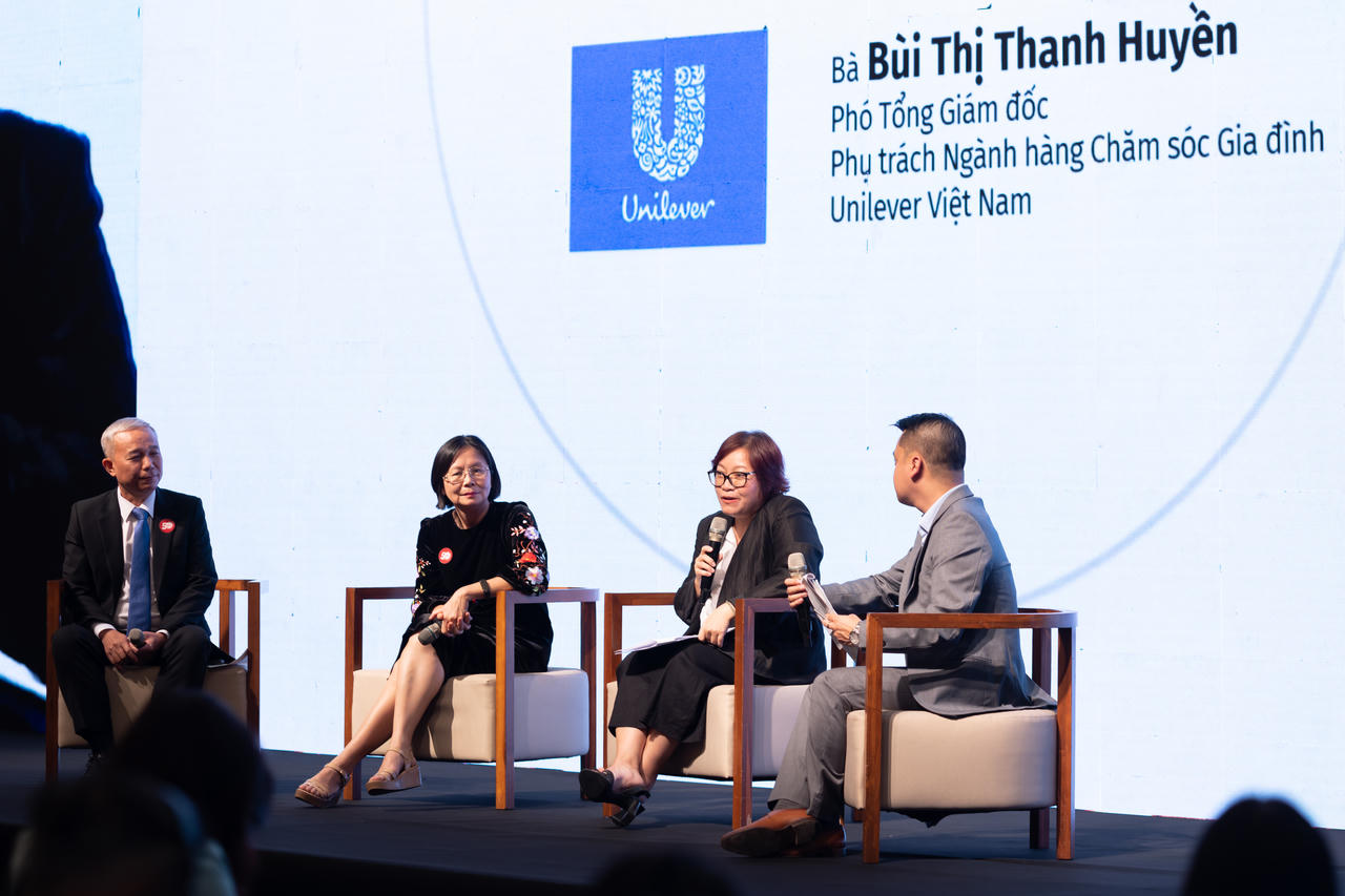 Bà Bùi Thị Thanh Huyền, Phó Tổng Giám đốc phụ trách Ngành hàng Chăm sóc Gia đình - Unilever Việt Nam tham gia đối thoại tại sự kiện