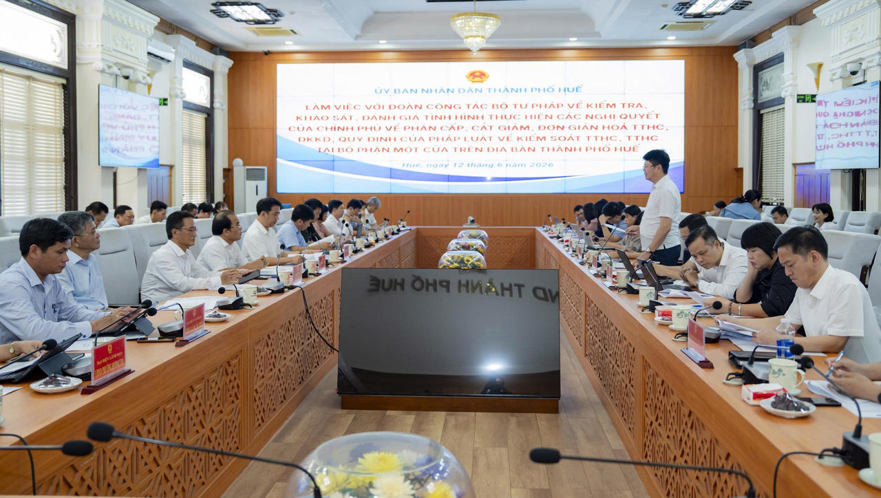 Đoàn công tác Bộ Tư pháp làm việc với UBND thành phố Huế