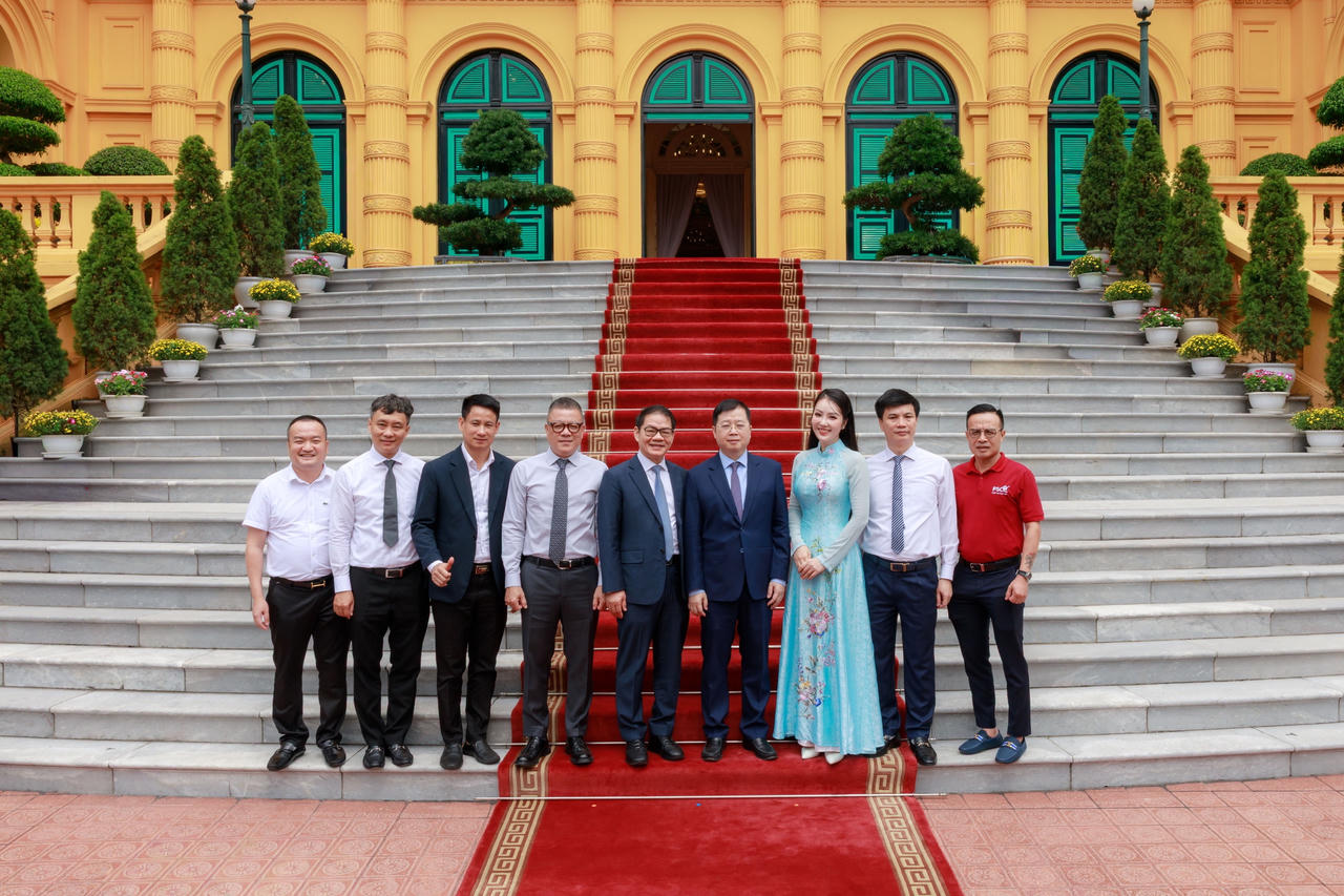 Nhân vật được tôn vinh trong "Việc tử tế" và đại diện đơn vị tổ chức, doanh nghiệp đồng hành chụp ảnh lưu niệm.