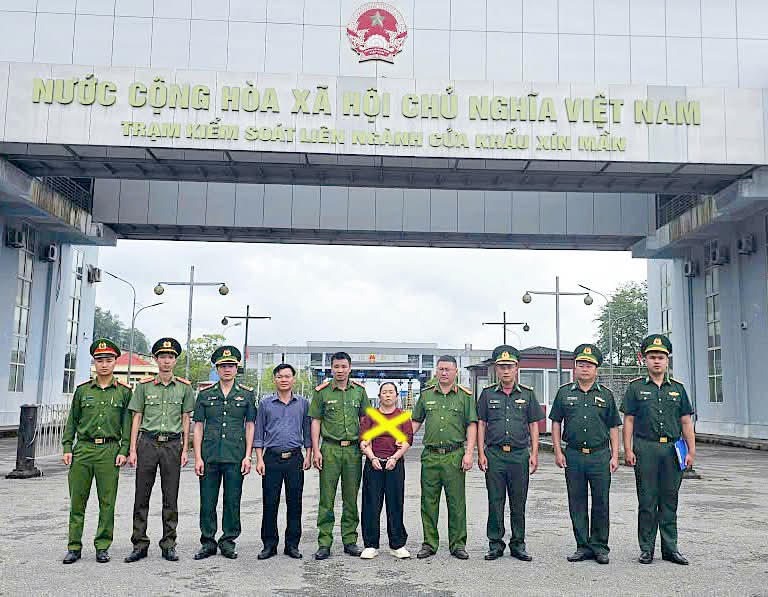 Công an tỉnh Lai Châu phối hợp với Công an tỉnh Tuyên Quang bắt giữ Sùng Thị So (đánh dấu X vàng). Ảnh: CACC.&nbsp;