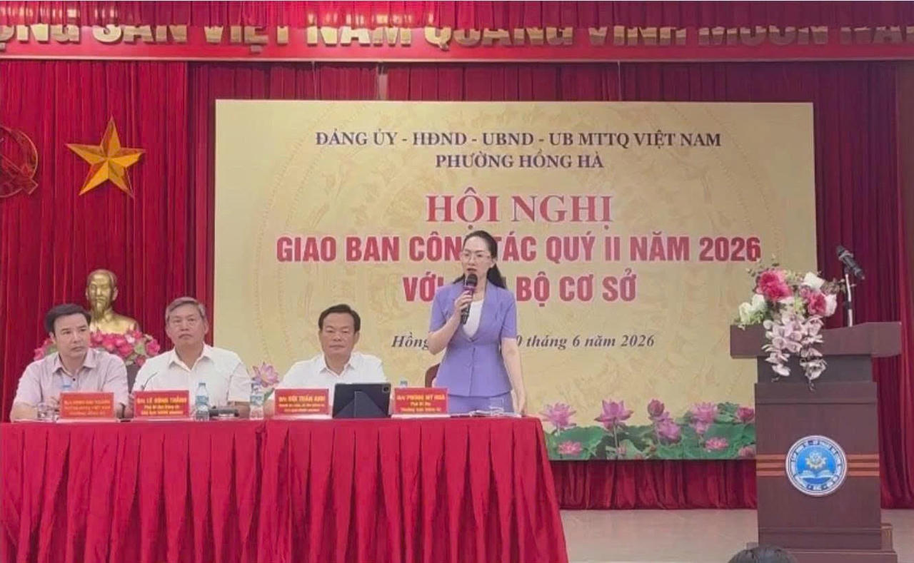 Bà Phùng Mỹ Ngà - Phó Bí thư Thường trực Đảng ủy phường Hồng Hà phát biểu tại Hội nghị.