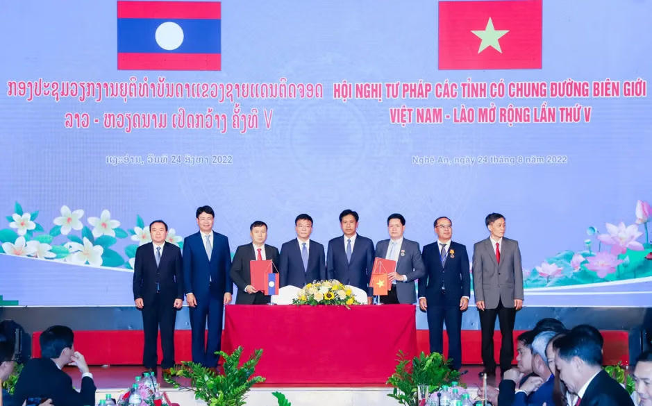 Lãnh đạo Bộ Tư pháp Việt Nam và Bộ Tư pháp Lào ký kết tại 58 Wim Thể thao, Casino, Slot, Bắn cá đổi thưởng Tư pháp các tỉnh có chung đường biên giới Việt Nam - Lào lần V năm 2022. Thứ trưởng Nguyễn Thanh Tịnh đứng thứ 2 từ trái qua.