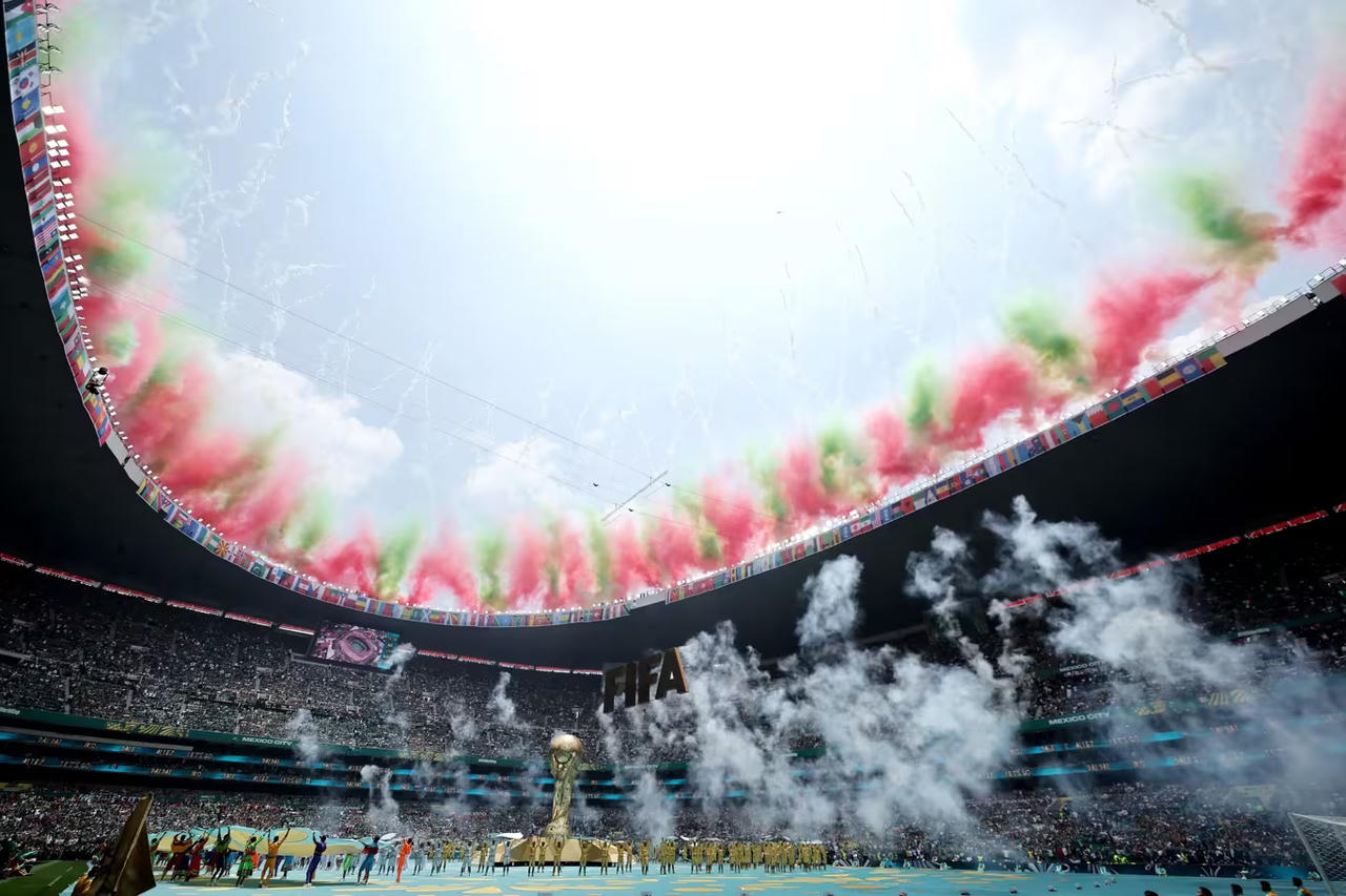 Màn pháo hoa rực rỡ trên sân vận động&nbsp;Azteca.