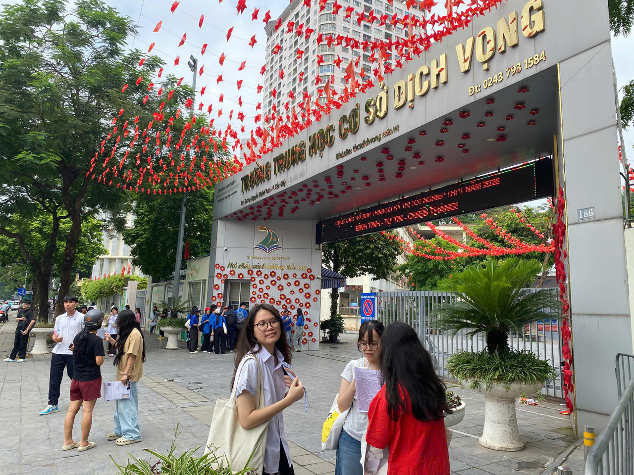 Điểm thi THCS Dịch Vọng còn lác đác một vài thí sinh đang đứng trao đổi về bài thi và đợi phụ huynh tới đón. (Ảnh: PV)