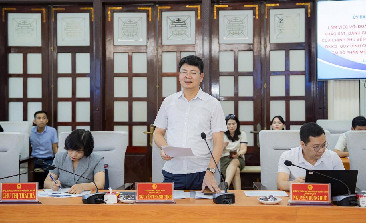 Thứ trưởng Bộ Tư pháp Nguyễn Thanh Tịnh phát biểu tại buổi làm việc với UBND thành phố Huế.&nbsp;