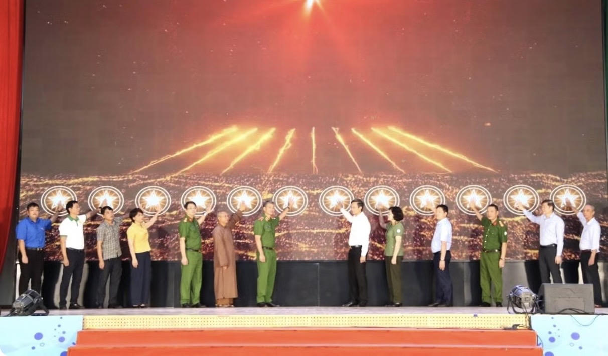 Đại biểu thực hiện nghi thức phát động.