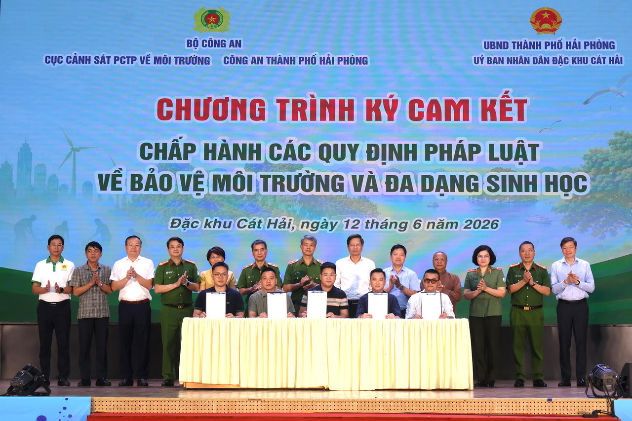 Đại diện các hộ kinh doanh khai thác thủy sản ký cam kết bảo vệ nguồn lợi thủy sản, bảo vệ môi trường và đa dạng sinh học.
