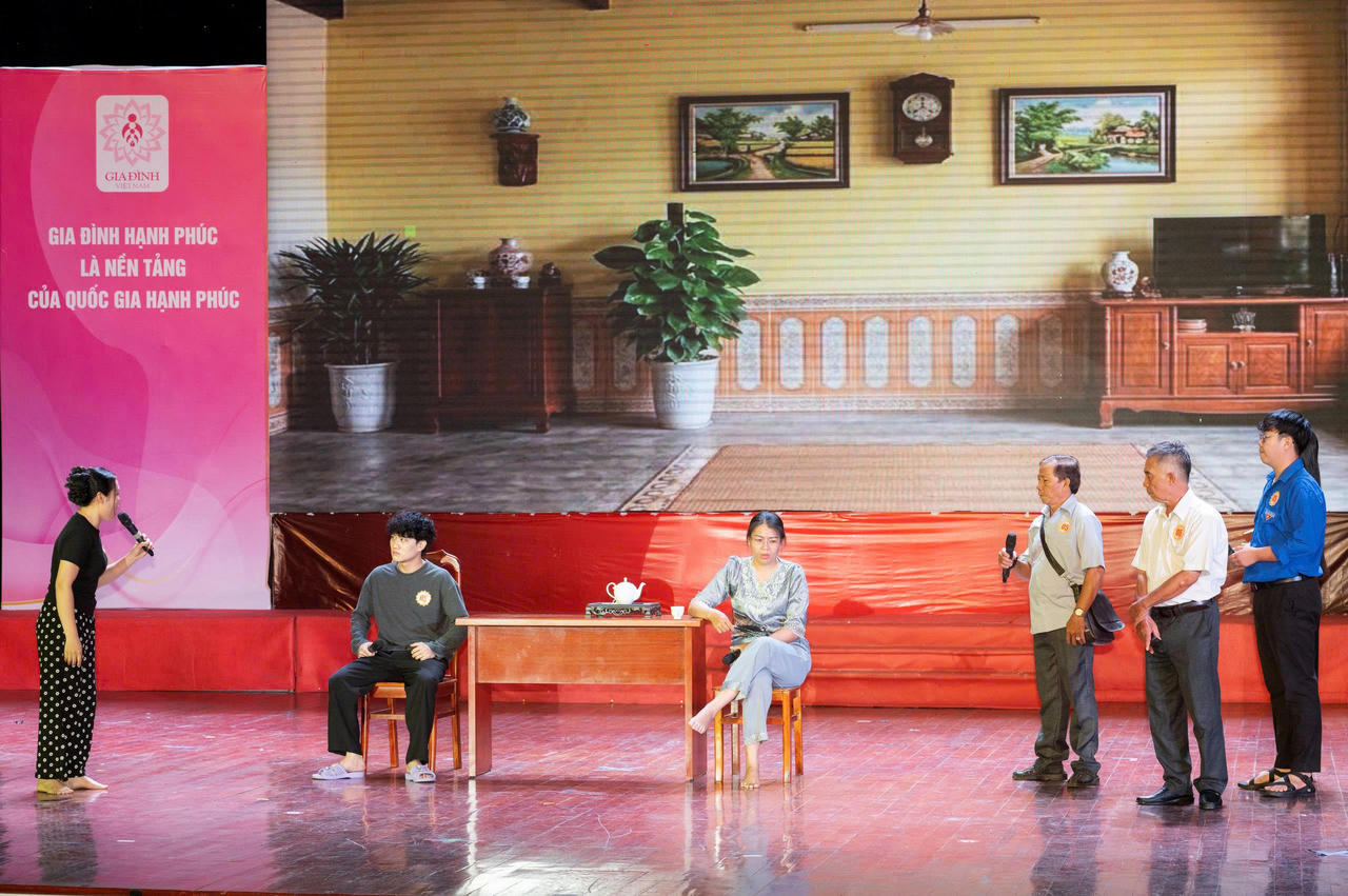 Các đội tham gia tranh tài ở ba phần thi gồm: Chào hỏi, Trắc nghiệm kiến thức pháp luật và Xử lý tình huống. 