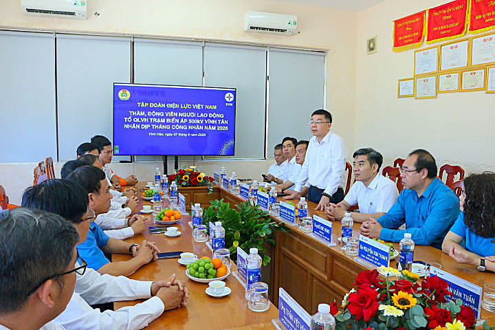 Ông Phạm Lê Phú, Phó Tổng giám đốc EVN phát biểu tại buổi làm việc