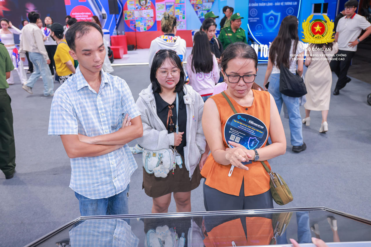 Hàng chục nghìn người hào hứng trải nghiệm “Bức tường An ninh mạng” tại phố đi bộ Nguyễn Huệ