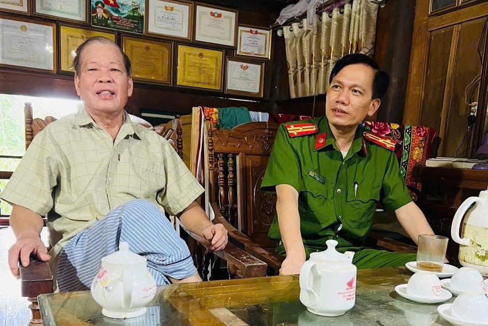 Thượng tá Nguyễn Trung Kiên – Trưởng Công an xã Lục Yên (bìa phải) trong một buổi gặp gỡ, học hỏi kinh nghiệm với các đồng chí nguyên cán bộ địa phương. Ảnh: CTV.