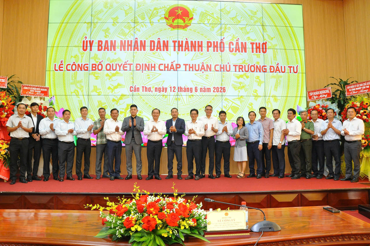 Các đại biểu chụp ảnh lưu niệm tại buổi lễ.&nbsp;