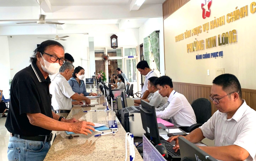 Người dân đến làm thủ tục, giấy tờ tại Trung tâm phục vụ hành chính công phường Kim Long, thành phố Huế&nbsp;