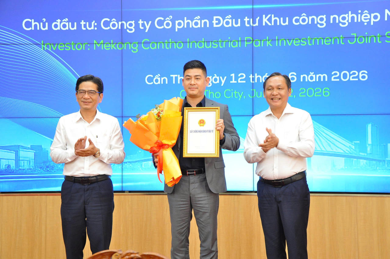 Ông Lê Công Lý,  Phó Chủ tịch Thường trực UBND TP Cần Thơ (bìa phải), cùng ông Trần Ngọc Hùng, Quyền Trưởng ban Ban Quản lý các khu chế xuất và công nghiệp Cần Thơ (bìa trái)&nbsp; trao Giấy chứng nhận đăng ký đầu tư Dự án đầu tư xây dựng và kinh doanh kết cấu hạ tầng khu công nghiệp Tân Hòa cho đại diện Công ty Cổ phần đầu tư Khu công nghiệp Mekong Cần Thơ.