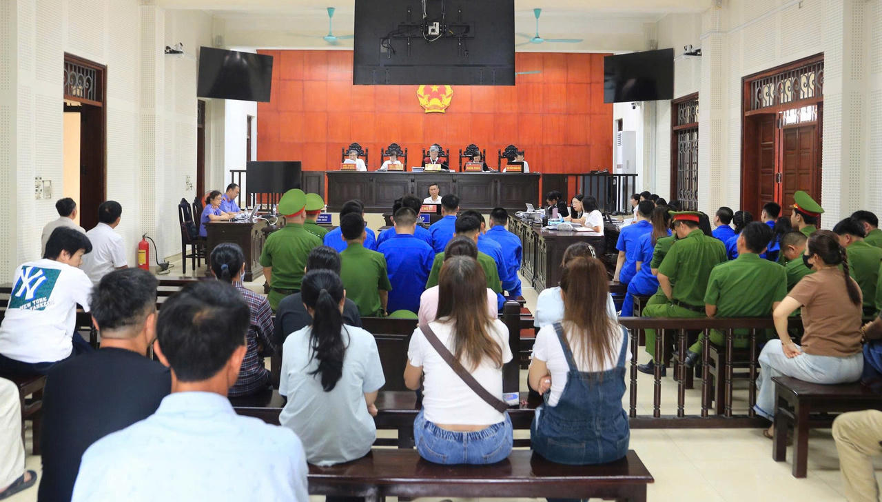HĐXX tuyên phạt Nguyễn Phi Cơ và Nguyễn Duy Mạnh mức án tử hình; Nguyễn Tuấn Anh tù chung thân cùng về tội “Mua bán trái phép chất ma túy”.