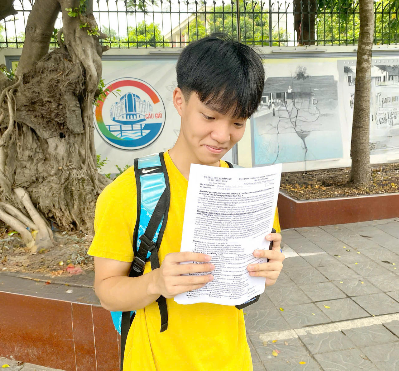 Em Nguyễn Quang Minh, học sinh Trường THCS&THPT Nguyễn Tất Thành nhận xét đề Tiếng Anh năm nay tương đối khó. (Ảnh: PV)