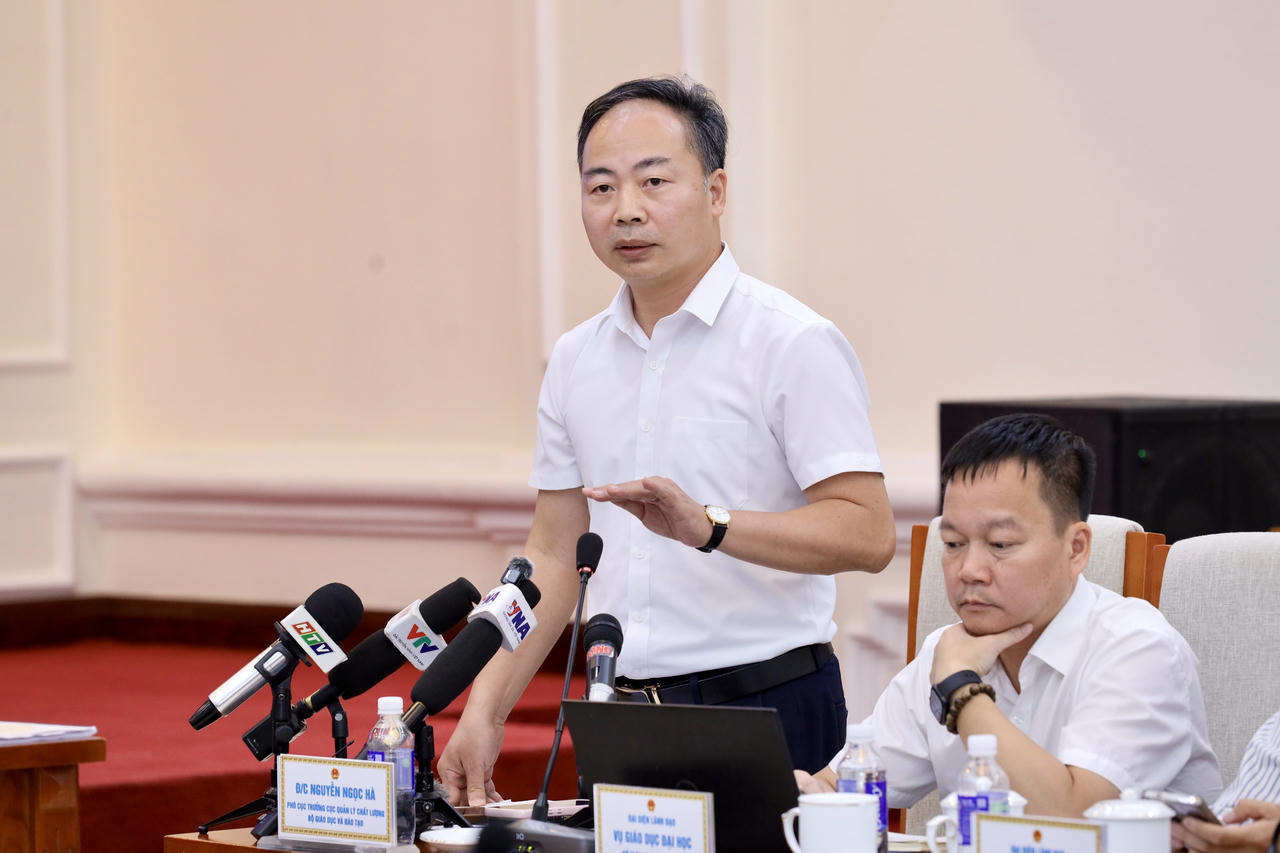 GS Nguyễn Ngọc Hà - Phó Cục trưởng Cục Quản lý chất lượng (Bộ GD&ĐT) trả lời những câu hỏi về đề thi môn Ngữ văn. (Ảnh: MOET)