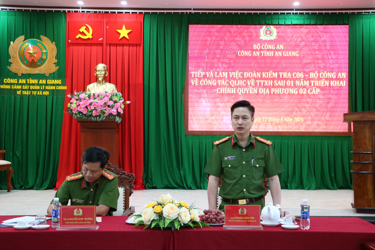 Đại tá Phùng Xuân Tiến - Phó Cục trưởng Cục Cảnh sát QLHC về TTXH phát biểu tại buổi làm việc