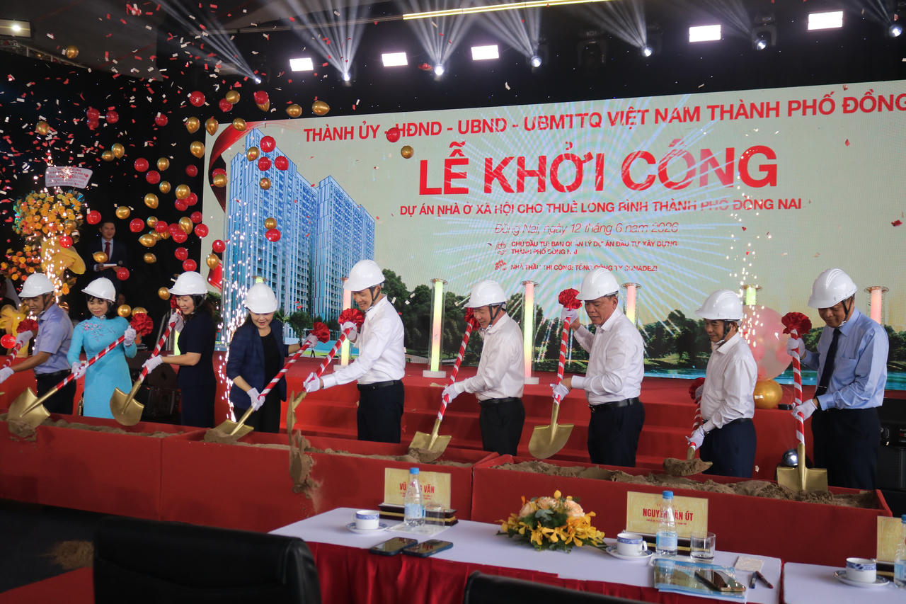 Lãnh đạo TP Đồng Nai tiến hành nghi thức lễ khởi công.