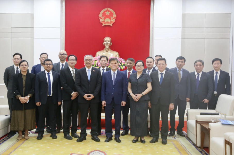 Các đại biểu chụp ảnh lưu niệm.