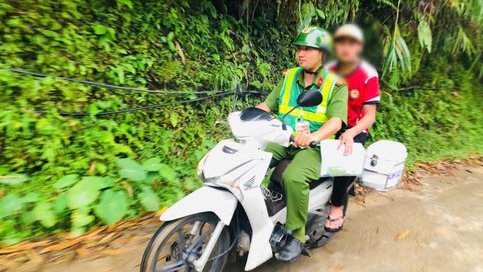 Thí sinh hỏng xe giữa đường được Công an xã kịp thời tới đón. Ảnh: CACC. 