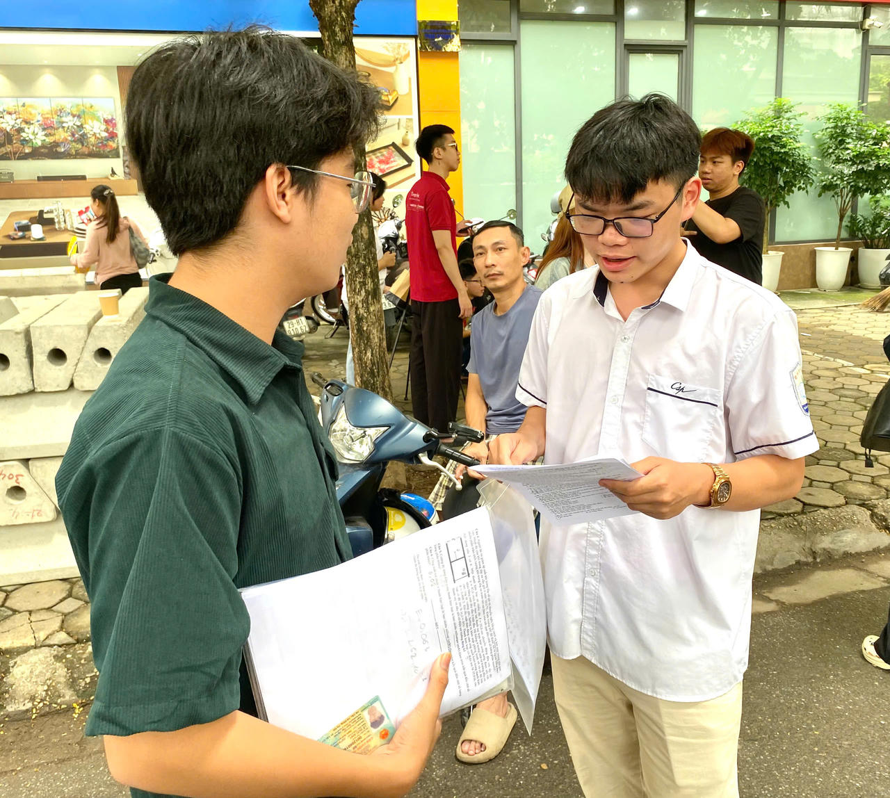 Hình ảnh hai thí sinh đang thảo luận về phần làm bài của mình. (Ảnh: PV)