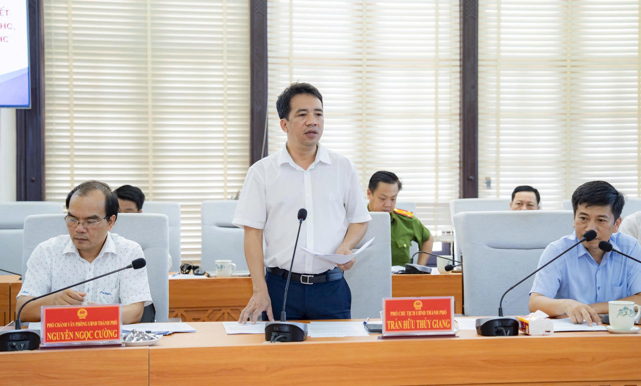 Ông&nbsp;Trần Hữu Thùy Giang, Phó Chủ tịch UBND thành phố Huế phát biểu tại buổi làm việc với Đoàn công tác Bộ Tư pháp 