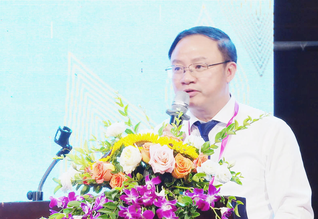 PGS TS Nguyễn Văn Tuấn - Hiệu trưởng Trường Đại học Y khoa Vinh phát biểu tại Hội nghị