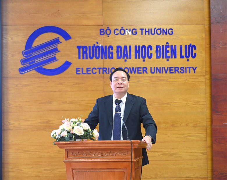 NGƯT.PGS.TS Vũ Đình Ngọ - Bí thư Đảng ủy, Phó Hiệu trưởng Trường Đại học Điện lực phát biểu khai mạc hội thảo.