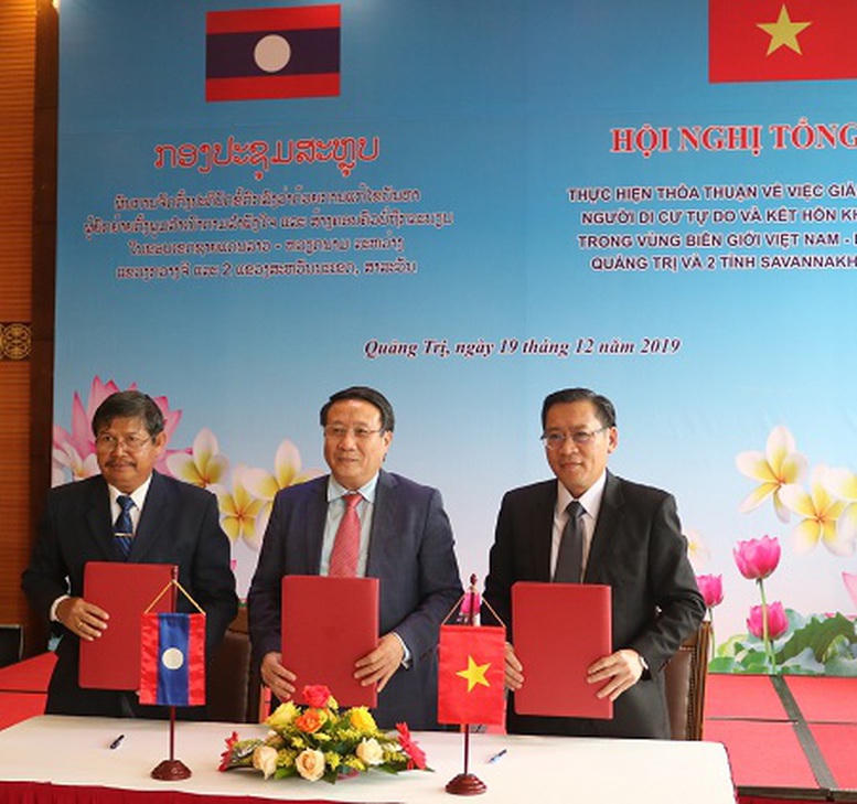 Thực hiện “Thỏa thuận giữa Chính phủ nước CHXHCN Việt Nam và Chính phủ nước CHDCND Lào về việc giải quyết vấn đề người di cư tự do và kết hôn không giá thú trong vùng biên giới 2 nước”, năm 2019, 3 tỉnh Quảng Trị - Salavan - Savannakhet đã ký Biên bản phối hợp phòng ngừa, hạn chế tình trạng di cư tự do và kết hôn không giá thú phát sinh mới trong vùng biên giới đi qua địa phận 3 tỉnh. (Ảnh: VGP)