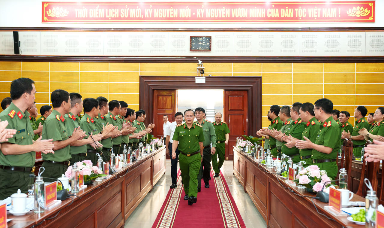 Thượng tướng Nguyễn Văn Long, Ủy viên Trung ương Đảng, Thứ trưởng Bộ Công an cùng Đoàn công tác đến làm việc tại Công an tỉnh Quảng Trị.
