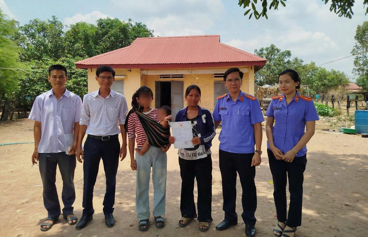 Viện KSND khu vực 8 - Gia Lai phối hợp UBND xã Ia Mơ trao giấy khai sinh cho cháu Rơ Mah K. (Ảnh: ĐVCC)