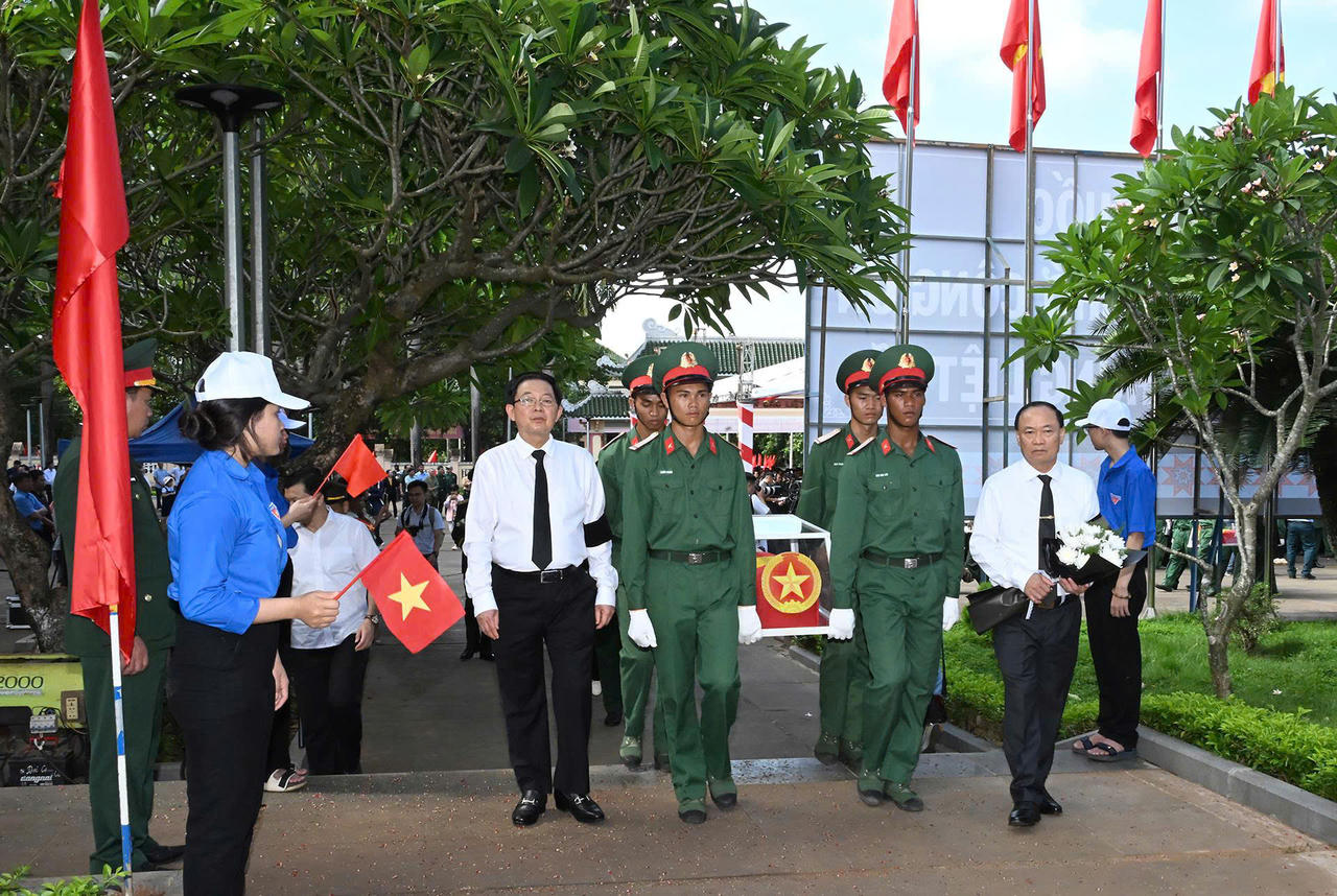 Phó Thủ tướng Hồ Quốc Dũng cùng lãnh đạo địa phương và lực lượng chức năng đưa hài cốt liệt sĩ về nơi an táng.