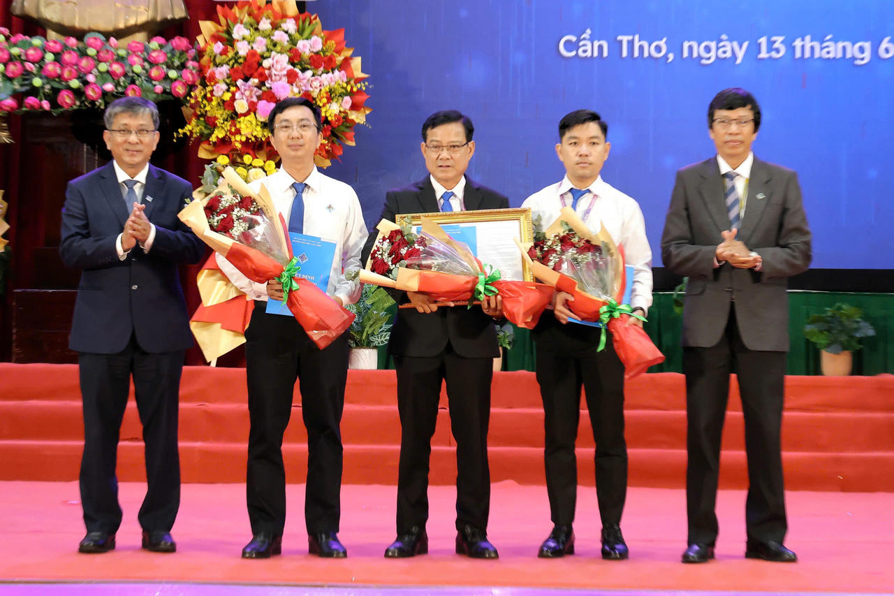 &Ocirc;ng Trần Trung T&iacute;nh &ndash; Gi&aacute;m đốc Đại học Cần Thơ trao quyết định th&agrave;nh lập Trung t&acirc;m Bồi dưỡng kiến thức Jun88 Internet Entertainment v&agrave; bổ trợ tư ph&aacute;p Đại học Cần Thơ