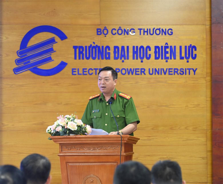 Đại tá, PGS.TS Nguyễn Đăng Sáu - Phó Giám đốc Học viện Cảnh sát nhân dân trình bày Báo cáo đề dẫn hội thảo.