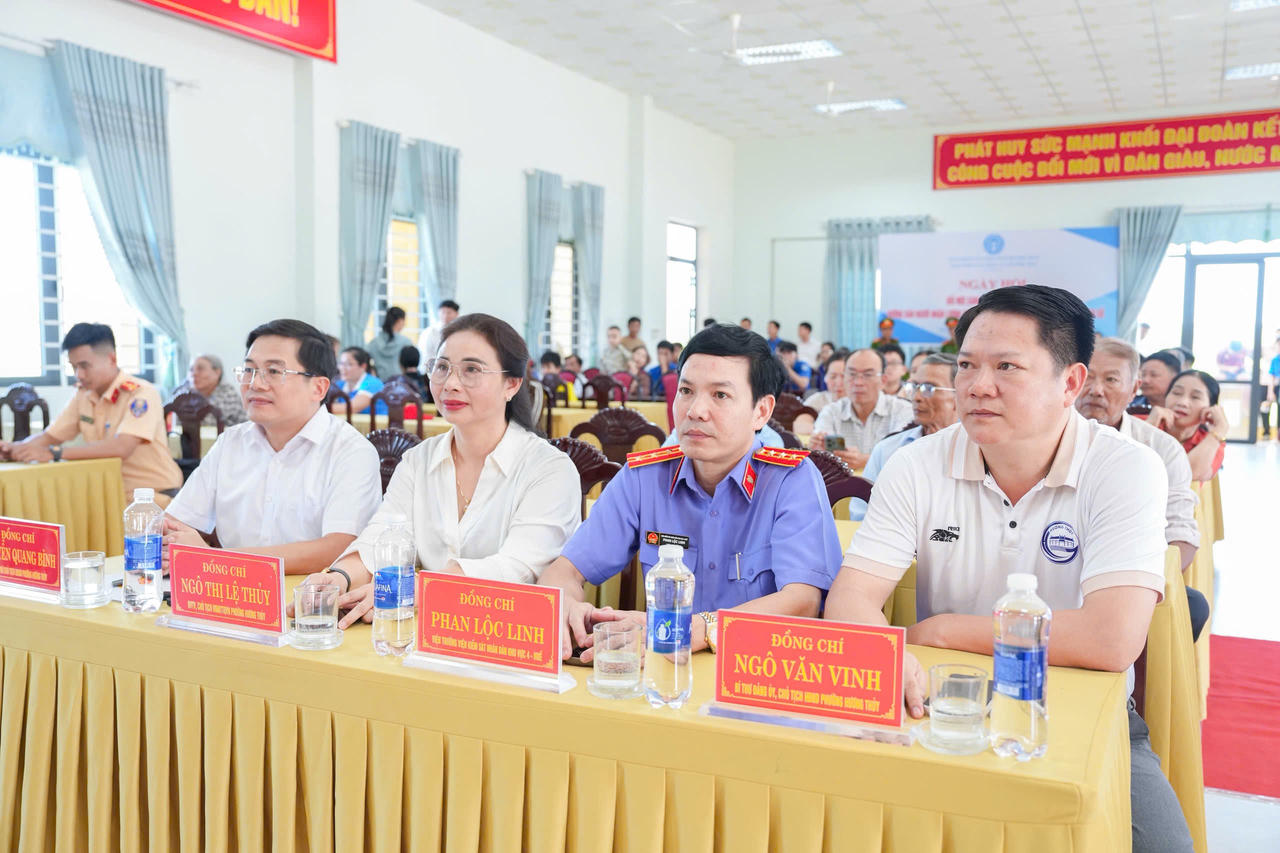 Các đại biểu tham dự chương trình.