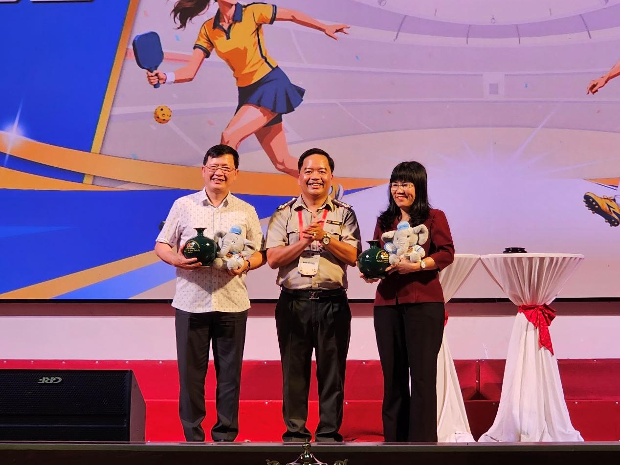 Trưởng THADS tỉnh Đắk Lắk tặng linh vật cho Thứ trưởng Bộ Tư pháp Mai Lương Khôi và Phó Chủ tịch Thường trực UBND tỉnh Đắk Lắk Hồ Thị Nguyên Thảo&nbsp;