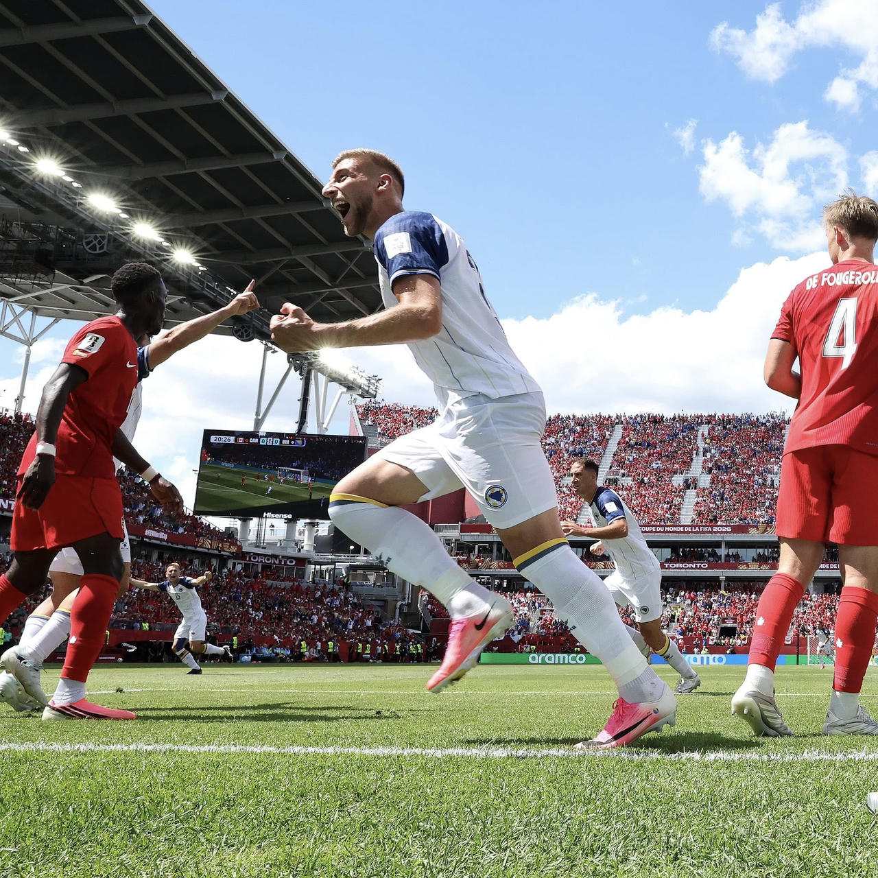 Lukic ghi bàn thắng của Bosnia và Herzegovina:ở phút 21 (Ảnh FIFA)