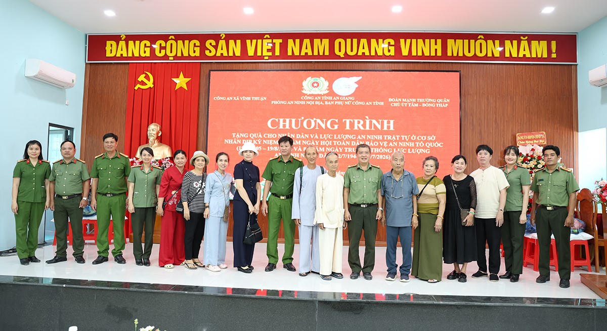 Các đại biểu chụp ảnh lưu niệm