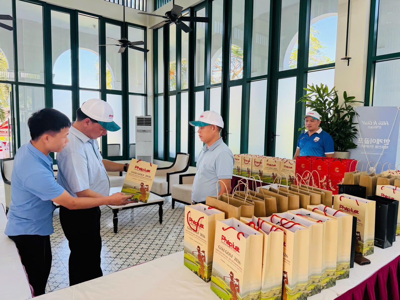 Ngay từ hôm qua, công tác chuẩn bị đã triển khai chu đáo, tạo không khí sôi động trước ngày tranh tài chính thức.
