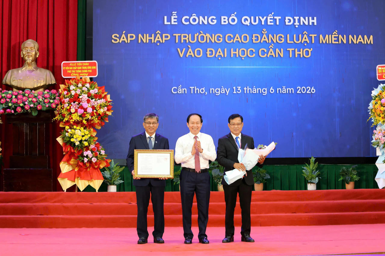 Phó Thủ tướng Lê Tiến Châu trao quyết định của Thủ tướng Chính phủ về việc sáp nhập Trường Cao đẳng Luật miền Nam (thuộc Bộ Tư pháp) vào Đại học Cần Thơ (thuộc Bộ GD&ĐT).