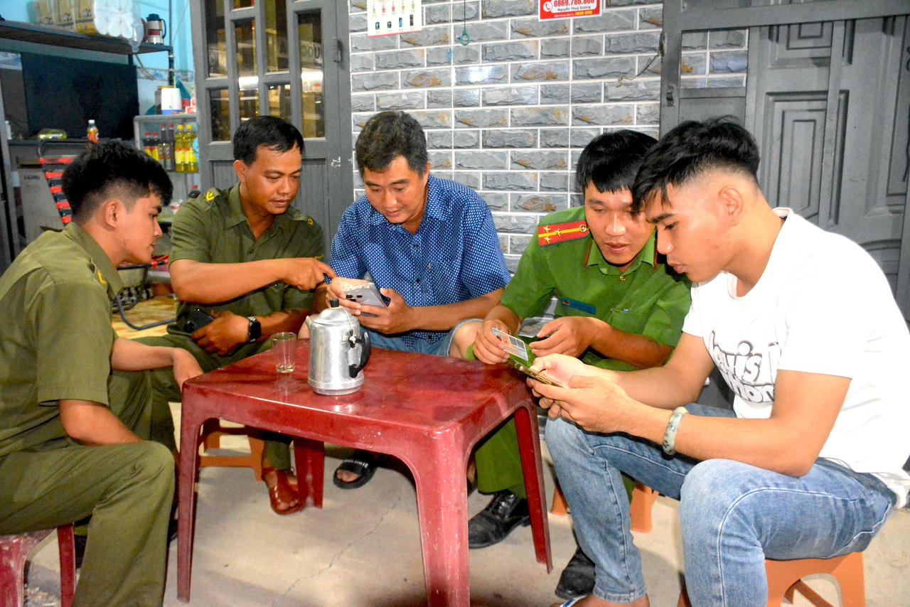 TP Đồng Nai yêu cầu các đơn vị tăng cường tuyên truyền, vận động người dân đăng ký thủ tục cấp căn cước, kích hoạt tài khoản định danh điện tử và tích hợp giấy tờ có liên quan trên ứng dụng VneID.