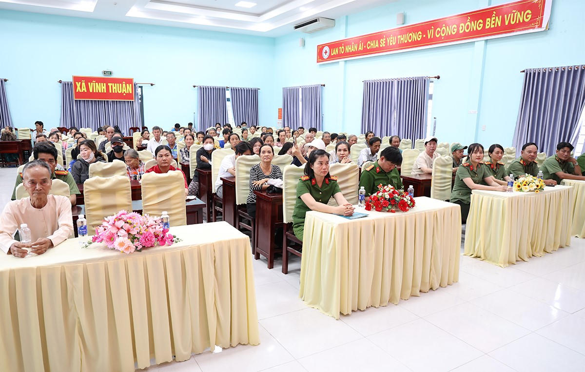 Các đại biểu và người dân tham gia chương trình
