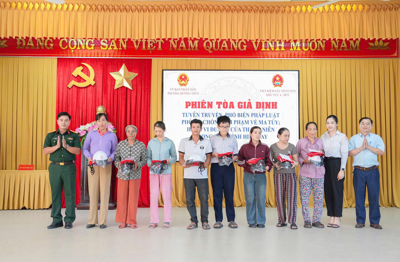 Các đại biểu trao quà cho các hoàn cảnh khó khăn tại chương trình.&nbsp;