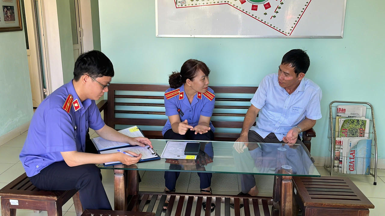 Bà Nguyễn Phạm Tố Phong (giữa) trực tiếp xác minh tại Làng trẻ em SOS Quy Nhơn để hỗ trợ đăng ký hộ khẩu cho các cháu. (Ảnh: ĐVCC)